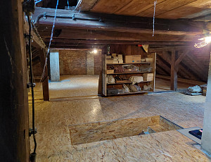 Zateplení stropu rodinného domu pomocí foukané izolace